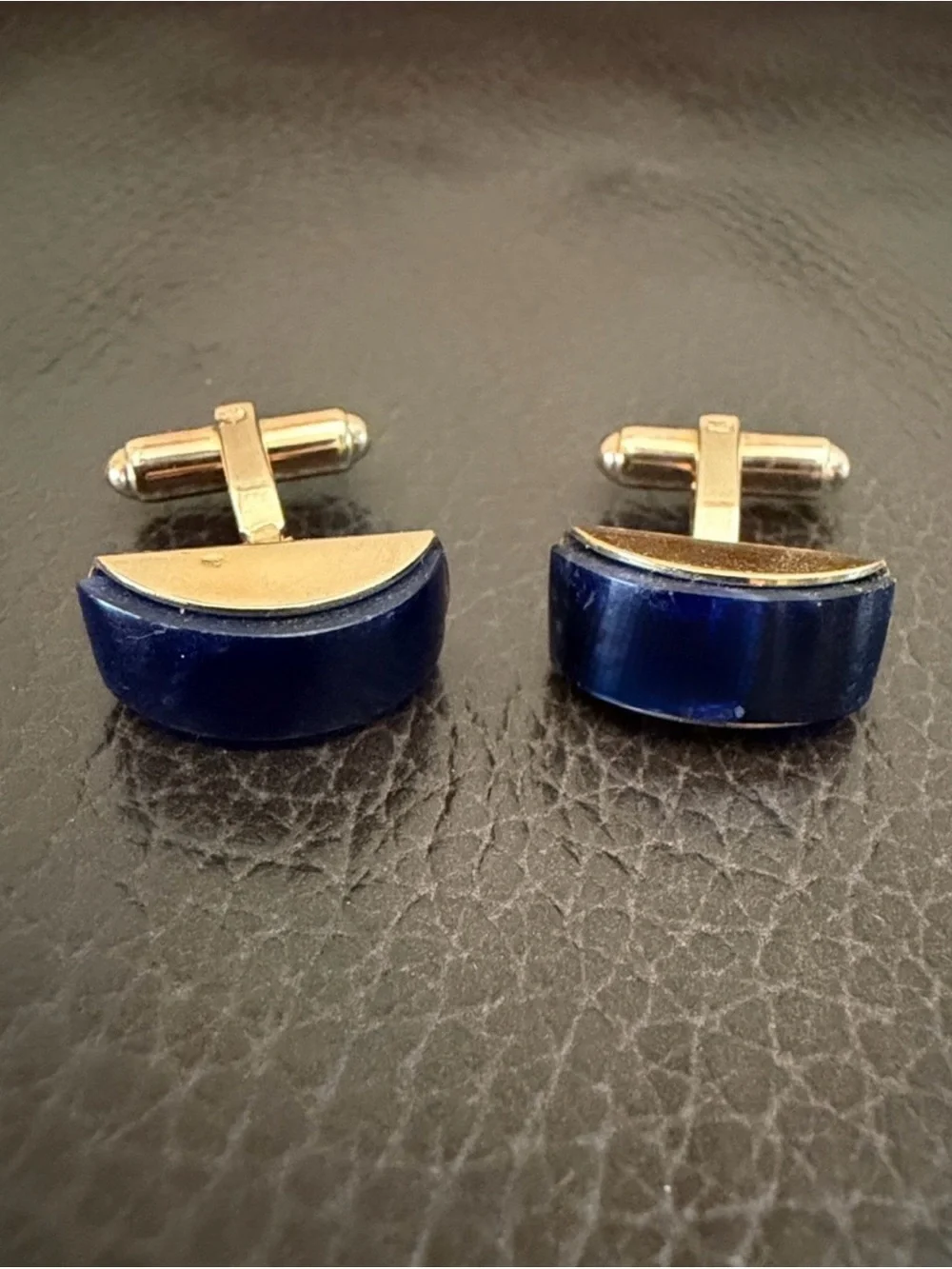 Vtg David Donahue Cuff Links Features Inlaid Navy Blue Stone w/Gold-Tone Finish